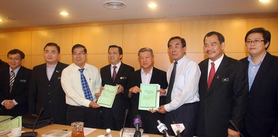 左起：何国忠、魏家祥、叶新田、廖中莱、蔡细历、王超群、江作汉、颜炳寿。照片来源：《星洲日报》